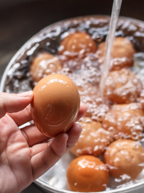 Ilustrasi mencuci telur. Foto: Tomophafan/Shutterstock