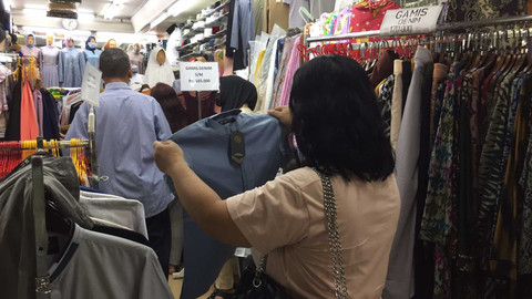 Toko busana muslim di Pasar Pagi Mangga Dua ramai didatangi pengunjung meski H-1 lebaran, Minggu (1/5/2022).  Foto: Narda Margaretha Sinambela/kumparan