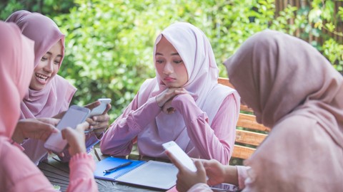 Ilustrasi perempuan terkena backhanded compliment. Foto: Odua Images/Shutterstock