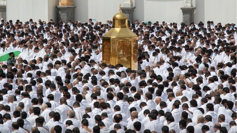 Maqam Ibrahim (batu tempat Nabi Ibrahim berpijak saat membangun Ka'bah) dan jemaah salat yang memakai baju ihram. Foto: Dok. gph.gov.sa