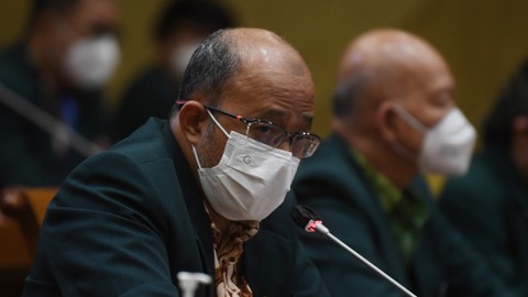 Ketua Pengurus Besar Ikatan Dokter Indonesia (PB IDI) Adib Khumaidi (kiri) saat mengikuti Rapat Dengar Pendapat Umum (RDPU) dengan Komisi IX DPR di Jakarta, Senin (4/4/2022). Foto: Akbar Nugroho Gumay/ANTARA FOTO