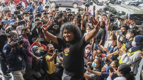 Komedian Marshel Widianto berfoto bersama wartawan usai menjalani pemeriksaan penyidik di Polda Metro Jaya, Jakarta, Kamis (7/4/2022). Foto: Galih Pradipta/ANTARA FOTO