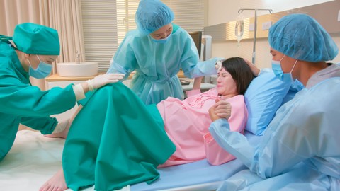 Ilustrasi suami mendampingi istri melahirkan.   Foto: Shutterstock