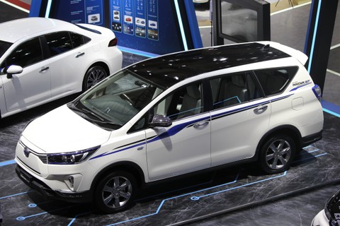 Toyota Kijang Innova EV Concept ditunjukan ke publik dalam pameran Indonesia International Motor Show (IIMS) Hybrid 2022 di JIExpo Kemayoran, Jakarta, Kamis (31/3). Foto: Aditia Noviansyah/kumparan
