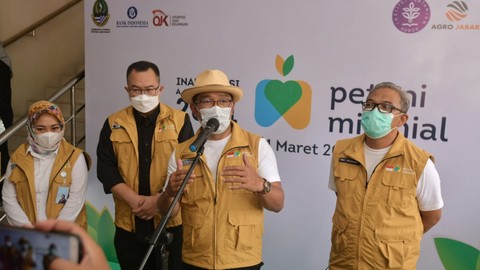 Gubernur Jabar Ridwan Kamil ketika mewisuda ribuan Petani Milenial di Kampus Institut Pertanian Bogor pada Kamis (24/3). Foto: Dok. Humas Pemprov Jabar 