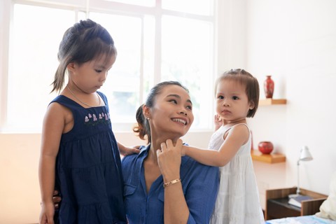 Ilustrasi mengasuh adik kakak atau dua anak. Foto: Dragon Images/Shutterstock