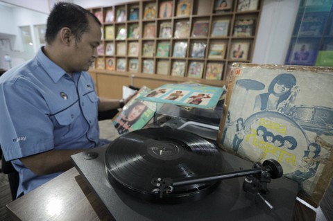 Pegawai RRI Surabaya melakukan digitalisasi piringan hitam (vinyl) di Ruang Restorasi Piringan Hitam RRI Surabaya, Jawa Timur, Rabu (9/3/2022).  Foto: Rizal Hanafi/ANTARA FOTO