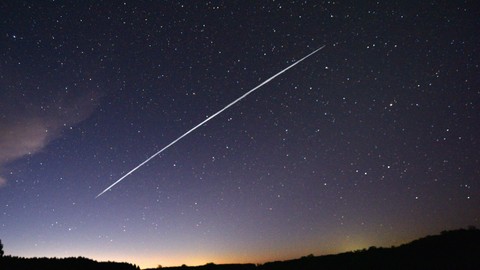 Jejak sekelompok satelit Starlink SpaceX yang melewati Uruguay seperti yang terlihat dari pedesaan sekitar 185 km utara Montevideo dekat Capilla del Sauce, Departemen Florida, pada 7 Februari 2021.  Foto: Mariana SUAREZ/AFP