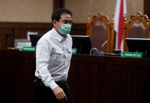 Terdakwa mantan Wakil Ketua DPR Azis Syamsuddin berjalan usai mengikuti sidang pembacaan putusan di Pengadilan Tipikor, Jakarta, Kamis (17/2/2022). Foto: Akbar Nugroho Gumay/ANTARA FOTO