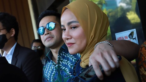Pasangan artis Olla Ramlan dan suaminya Aufar Hutapea saat ditemui wartawan usai menjalani sidang perceraian di Pengadilan Agama Jakarta Selatan, Senin, (4/4/2022). Foto: Ronny