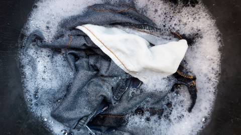 Ilustrasi mencuci baju agar tidak jamuran. Foto: Mustofa95/Shutterstock