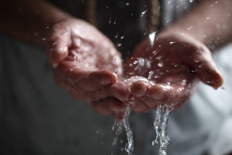Ilustrasi mandi wajib. Foto: ElRoi/shutterstock