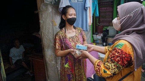 Warga berdiskusi dengan Ibu-ibu PKK yang bekerja sama dengan petugas Puskesmas Kelurahan Tengah dan Dompet Dhuafa saat screening gejala TBC di kawasan RW 7 Kelurahan Tengah, Kramat Jati, Jakarta Timur, Jumat (18/3/2022).   Foto: Jamal Ramadhan/kumparan