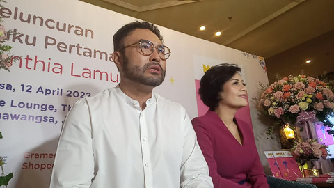 Surya Saputra dan Cynthia Lamusu di acara perilisan buku Move It dan perayaan ulang tahun Cynthia Lamusu, The Tribrata Dharmawangsa, Jakarta Selatan Selasa (12/4/2022). Foto: Giovanni/kumparan