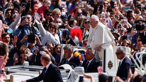 Paus Fransiskus berkeliling Lapangan Santo Petrus dengan mobil Paus saat perayaan Paskah di Vatikan pada Minggu (17/4/2022).   Foto: Yara Nardi/REUTERS
