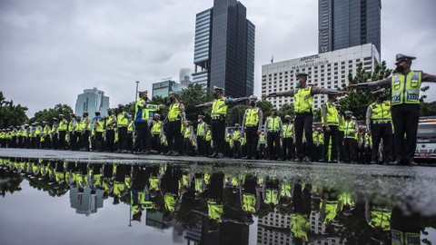Personel Polisi Lalu Lintas mengikuti Apel Gelar Pasukan Operasi Kepolisian Mandiri Kewilayahan Ops Keselamatan Jaya 2022 di Lapangan Presisi Ditlantas Polda Metro Jaya, Jakarta, Selasa (1/3/2022). Foto: Aprillio Akbar/ANTARA FOTO