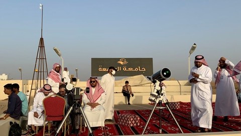Pengamatan hilal Syawal 1443 H di Tamir, Arab Saudi, oleh astronom dari Majmaah University, Sabtu (30/4/2022). Foto: Twitter/@umajmaah