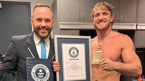 Logan Paul dapat sertifikat Guinness World Records. Foto: Instagram/@guinnessworldrecords