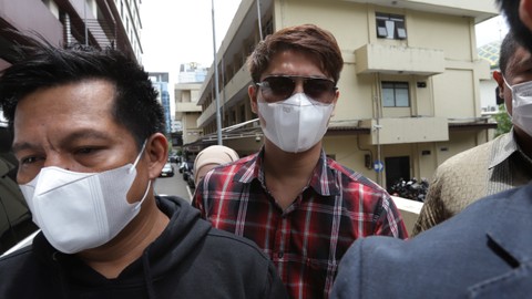 Rizky Billar saat memenuhi panggilan sebagai saksi terkait kasus Quotex tersangka Doni Salmanan di Bareskrim, Mabes Polri, Jakarta, Selasa, (22/3/2022). Foto: Agus Apriyanto