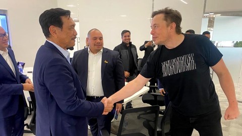 Menko Marves Luhut Binsar Pandjaitan saat menemui Elon Musk di Giga Factory Texas. Foto: Dok. Istimewa