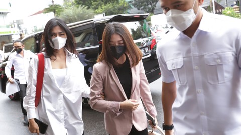 Selebgram Chandrika Chika saat memenuhi pangilan terkait kasus penganiayaan di Polres Jakarta Selatan, Kamis, (21/4/2022). Foto: Dok. Agus Apriyanto