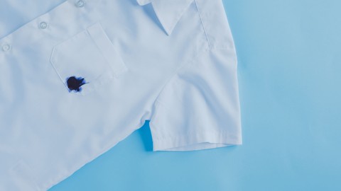 Noda spidol di baju. Foto: HalynaRom/Shutterstock