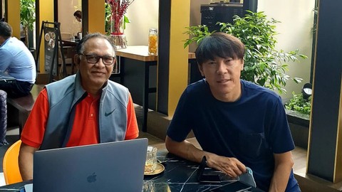 Exco PSSI Hasani Abdulgani bertemu Shin Tae-yong, Kamis (17/2). Foto: Instagram/@hasaniabdulgani