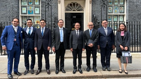 Menteri Investasi/BKPM Bahlil Lahadalia bersama Ketua Umum Kadin Arsjad Rasjid, dan Ketua Dewan Pertimbangan Kadin Anindya N. Bakrie dalam pertemuan Bilateral dengan pemerintah Inggris di London, Inggris pada Rabu (28/3). Foto: Kementerian Investasi/BKPM.