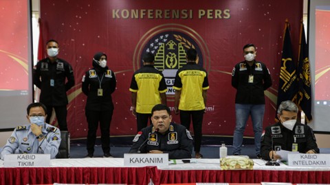 Kepala Kantor Imigrasi Soekarno Hatta Tito Andrianto (tengah) bersama jajarannya memberikan keterangan pers saat rilis pemalsuan paspor dan visa oleh WNA India, di Kantor Imigrasi Bandara Soekarno Hatta, Tangerang, Banten, Selasa (5/4/2022). Foto: Fauzan/ANTARA FOTO