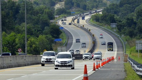 Kendaraan melintas di jalan Tol Trans Sumatera, Bakauheni, Lampung Selatan, Lampung, Jumat (6/5/2022). Foto: Ardiansyah/ANTARA FOTO