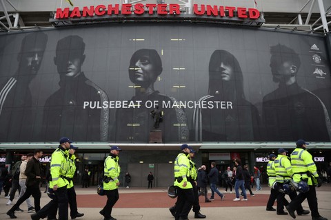 Polisi dan penggemar di luar stadion sebelum pertandingan antara Manchester United vs Chelsea di Stadion Old Trafford, Manchester, Inggris. Foto: Phil Noble/Reuters