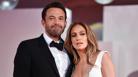 Aktor AS Ben Affleck dan aktris dan penyanyi AS Jennifer Lopez tiba untuk pemutaran film "The Last Duel" yang disajikan di luar kompetisi pada 10 September 2021 selama Festival Film Venesia ke-78 di Venice Lido. Foto: Filippo MONTEFORTE/AFP
