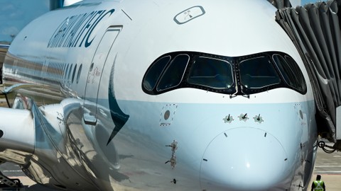 Ilustrasi pintu darurat pilot di pesawat. Foto: suppawich suksong/Shutterstock