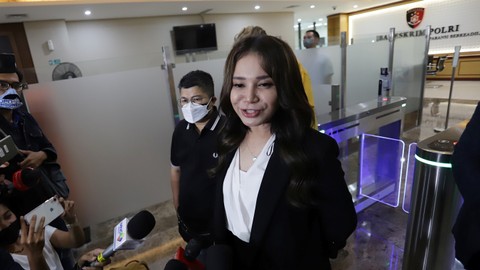 Penyanyi Rossa saat ditemui wartawan usai pemeriksaan terkait kasus DNA Pro di Bareskrim Mabes Polri, Jakarta, Kamis (21/4/2022). Foto: Agus Apriyanto