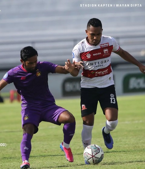 Pertandingan Liga 1 antara Persik Kediri vs Madura United, Sabtu (5/3/2022). Foto: Instagram/@maduraunited.fc