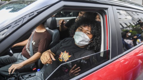 Komedian Marshel Widianto bergegas usai menjalani pemeriksaan penyidik di Polda Metro Jaya, Jakarta, Kamis (7/4/2022). Foto: Galih Pradipta/ANTARA FOTO