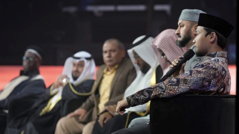 Ustaz Miftahul Arifin, Lc (pegang mikrofon) bersama juri lomba Otr Elkalam 2022 yang diadakan oleh pemerintah Arab Saudi di Riyadh. Foto: otrelkalam.com