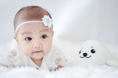 Ilustrasi bayi perempuan. Foto: ABWitzPix089/Shutterstock