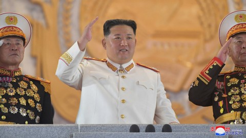 Pemimpin Korea Utara Kim Jong Un hadiri parade militer malam hari untuk memperingati 90 tahun berdirinya Tentara Revolusioner Rakyat Korea di Pyongyang, Korea Utara dari foto yang dirilis pada Selasa (26/4). Foto: KCNA/via REUTERS