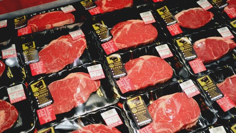 Gambar ini menunjukkan daging sapi impor Australia yang dijual di supermarket. Foto: AFP PHOTO / Sam Yeh