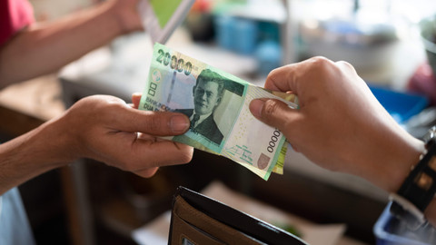 Ilustrasi membayar. Foto: Odua Images/Shutterstock