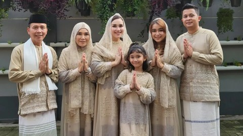 Keluarga Ayu Ting Ting di Hari Lebaran. Foto: Instagram @ayutingting92