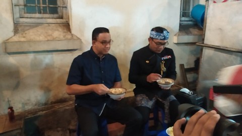 Gubernur Jabar Ridwan Kamil dan Gubernur DKI Jakarta Anies Baswedan makan bubur bersama di Jalan Homann, Kota Bandung pada Kamis (24/2) malam. Foto: Rachmadi Rasyad/kumparan