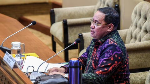 Calon anggota Bawaslu Herwyn Jefler Hielsa Malonda menjawab pertanyaan anggota Komisi II DPR dalam uji kelayakan dan kepatutan di kompleks Parlemen, Senayan, Jakarta, Rabu (16/2/2022). Foto: Galih Pradipta/Antara Foto