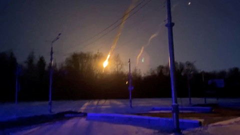 Pemandangan jet Rusia yang jatuh dan terbakar di Kharkiv, Ukraina, Pada 6 Maret 2022. Foto: Ground Forces of Ukraine Armed Forces/Handout via REUTERS