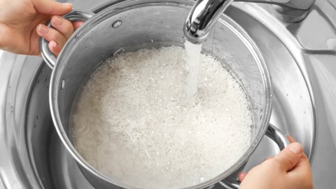 Ilustrasi mencuci beras. Foto: Africa Studio/Shutterstock