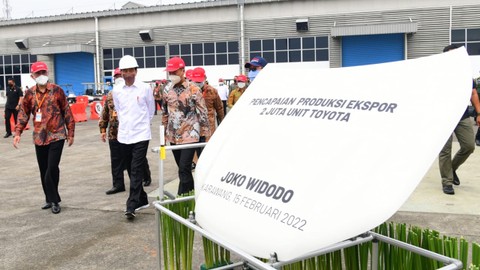 Menperin Agus Gumiwang mendampingi Presiden Joko Widodo dalam acara Pencapaian Produksi Ekspor ke Dua Juta Unit dan Pelepasan Ekspor Perdana Ke Australia dari PT Toyota Motor Manufacturing Indonesia TMMIN).  Foto: Kemenperin