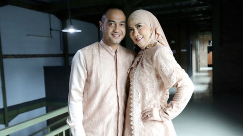Pasangan artis Vena Melinda dan Ferry Irawan di kawasan Studio Toha, Ciputat, Tangerang Selatan, Rabu (23/3/2022). Foto: Agus Apriyanto