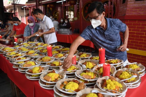 Panitia menyiapkan menu makanan berbuka puasa di Vihara Dharma Bakti, Petak Sembilan, Jakarta, Rabu (6/4/2022). Foto: Wahyu Putro A/ANTARA FOTO