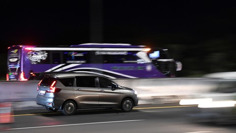Sejumlah kendaraan melintas saat pemberlakuan 'Contraflow' di jalan tol Jakarta-Cikampek, Kabupaten Purwakarta, Jawa Barat, Kamis (28/4/2022) dini hari. Foto: M Risyal Hidayat/ANTARA FOTO